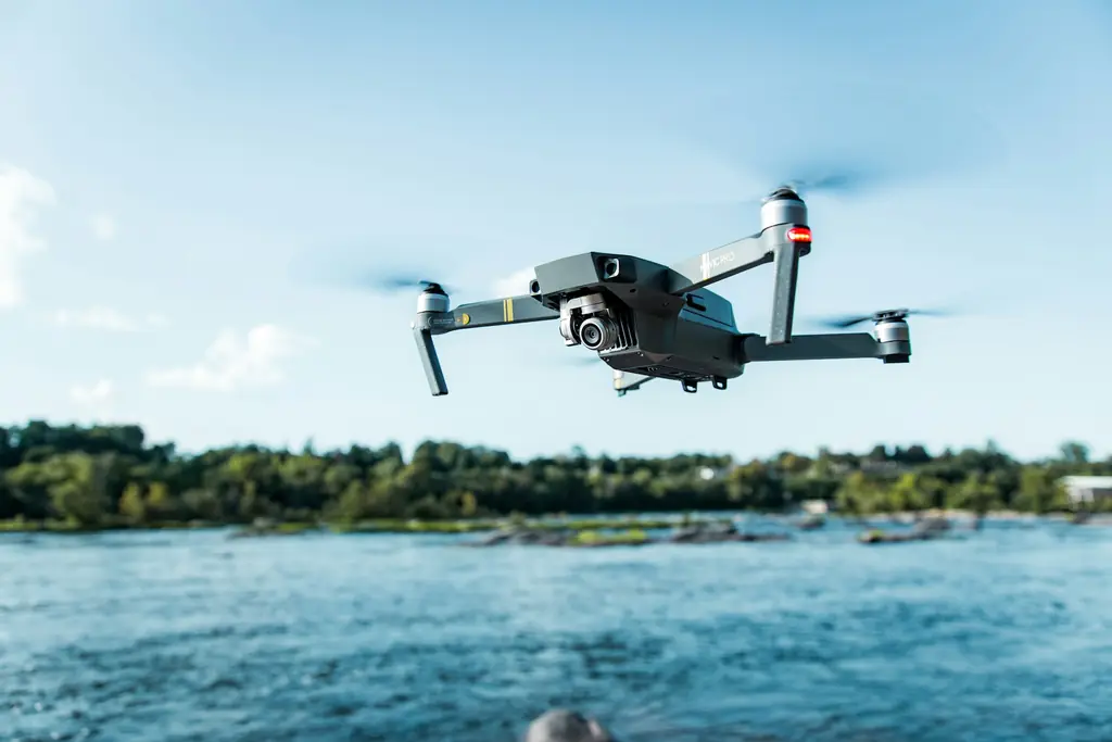Suyun üzerinde uçan kameralı bir drone