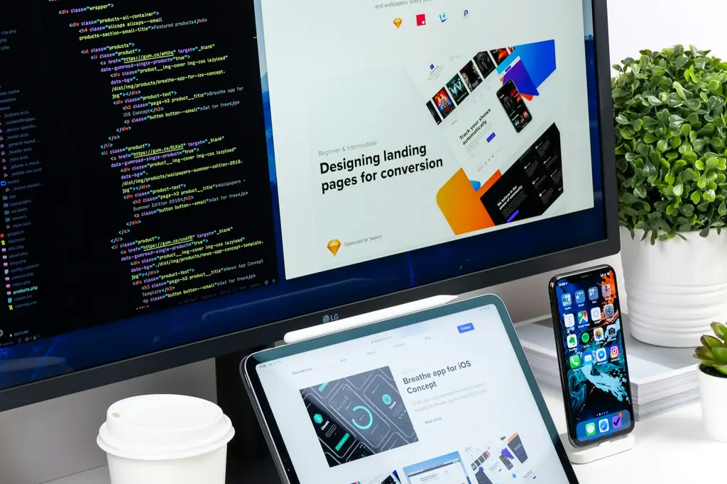 Masada kodu ve site tasarımını gösteren bir ekran, yanında tablet ve telefon